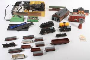 Tre Märklin lokomotiver, Lima lokomotiv, vogne, skinner, bygninger mm.