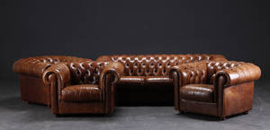 Chesterfield sofa samt tre hvilestole, læder 4
