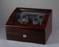 Watch winder i kasse af højglaspoleret pianolak.