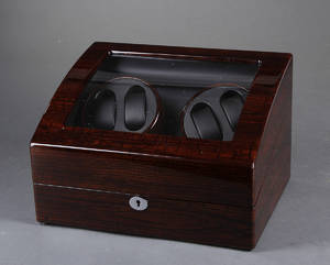 Watch winder i kasse af højglaspoleret pianolak.