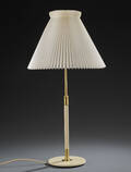 Aage Petersen for Le Klint. Bordlampe af messing, model 328