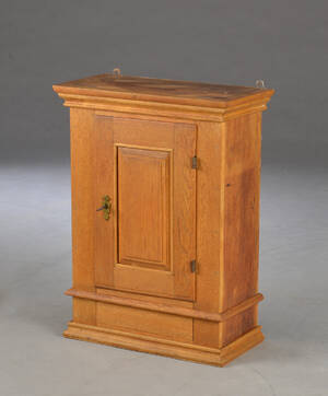 Tobaksskab af egetræ. 1900-tallet. Denne vare er sat til omsalg under nyt varenummer 4804578