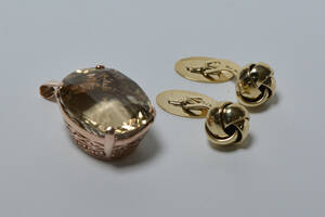 Et par manchetknapper af 8 kt. guld samt citrinvedhæng med mont af 8 kt guld. 2