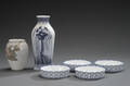  Fire musselmalede flaskebakker af porcelæn, samt to vaser. Royal Copenhagen 6