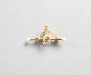 Brosch i 18 k guld sittande apa med diamanter