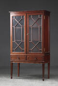 Vitrineskab af mahogni, 1900-tallets 2. halvdel