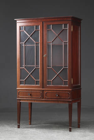 Vitrineskab af mahogni, 1900-tallets 2. halvdel