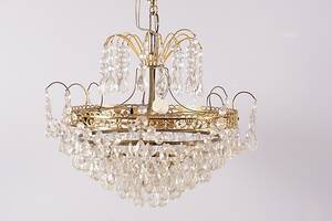 KRISTALLAMPA, mässing med prismor, 1900-tal.