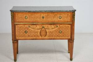 Stilbyrå med marmorskiva