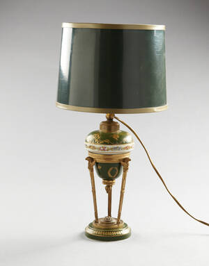 Bordslampa i empirestil