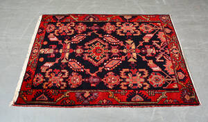 Handknuten persisk matta. 152 x 110 cm