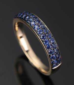 Diamonds by Frisenholm. Safirring udført i 14 kt. guld. Prydet med 32 stk. blå safirer