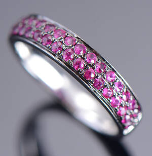 Diamonds by Frisenholm. Bred rubinring udført af 14 kt. rhodineret guld. prydet talrige rubiner