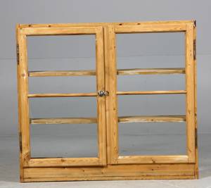 Køkkenvitrine af fyrretræ. 181900 tallet