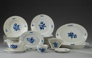 Royal Copenhagen. Blå blomst med flettet  og kantet fane. 25. 