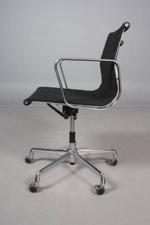 Charles Eames Armstol, model EA108. Sort hopsak betræk