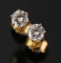 Et par solitaire brillantørestikker af 14 kt. guld prydet med to brillantslebne diamanter, i alt ca. 0.90 ct.