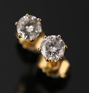 Et par solitaire brillantørestikker af 14 kt. guld prydet med to brillantslebne diamanter, i alt ca. 0.90 ct.