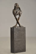 Abstrakt figur af brunpatineret bronce
