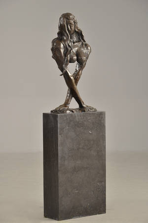 Abstrakt figur af brunpatineret bronce