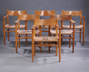 Hans J. Wegner. Sæt på seks armstole af massivt egetræ, model CH-37. 6 