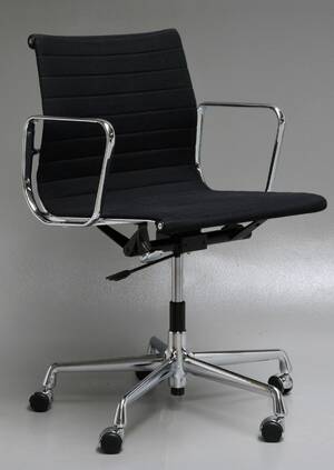 Charles Eames. Kontorstol, EA-117 i sort hopsak  Denne vare er sat til omsalg under nyt varenummer 4556093