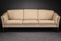 Dansk møbelproducent. Tre-pers. sofa betrukket med uldstof Denne vare er sat til omsalg under nyt varenummer 4316357