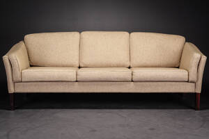 Dansk møbelproducent. Tre-pers. sofa betrukket med uldstof Denne vare er sat til omsalg under nyt varenummer 4316357
