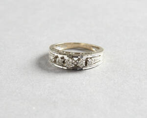 Ring i 18 k vitguld diamanter