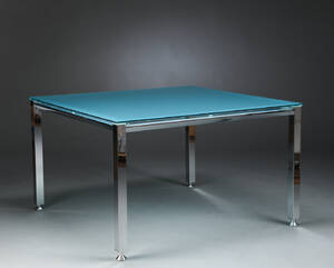 Spisebord med stel af forkromet metal med plade af glas.