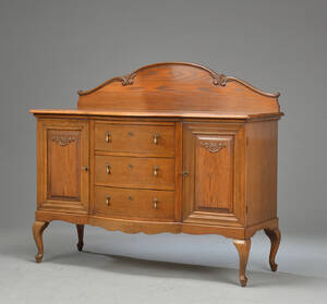 Skænk af egetræ, 1900-tallets første halvdel.