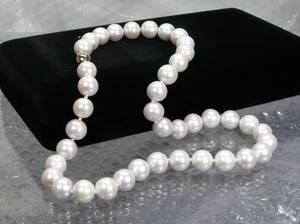 Südsee-Perlenkette mit goldener Kugelschließe