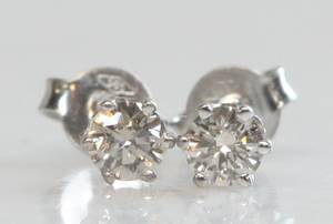 Par brillantørestikker, ca. 0.40 ct. 2
