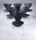 Arne Jacobsen. Et sæt på seks stole Syveren, model 3107, sort læder. Ny siddehøjde 46,5 cm. 6
