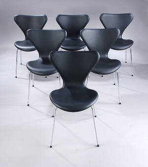Arne Jacobsen. Et sæt på seks stole Syveren, model 3107, sort læder. Ny siddehøjde 46,5 cm. 6