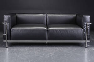 Le Corbusier. Fritstående to-pers. sofa, model LC3