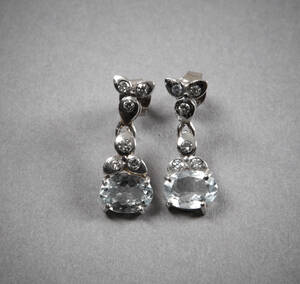 Örhängen 1 par i 18 k vitguld