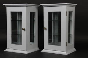 Par væghængte vitrineskabe. Gråtbemalet. 2 Denne vare er sat til omsalg under nyt varenummer 4736014