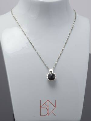 Kurt Nielsen, halskæde med Mini Moon vedhæng med sort onyx