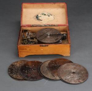 Musik box i trækasse med stålplader.