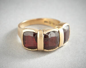 Ring i 18 k guld granater
