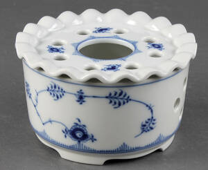 Royal Copenhagen. Musselmalet fyrfad, nr. 9787