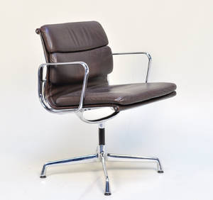 Charles Eames 1907-1978. Soft Pad armstol, Model EA-207, chokoladebrunt læder