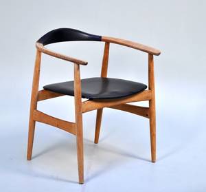 Dansk møbelarkitekt. Armstol i eg, 1960erne