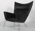 Hans J. Wegner 1914-2007 Wingchair, model CH-445 i sort læder.