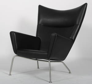 Hans J. Wegner 1914-2007 Wingchair, model CH-445 i sort læder.