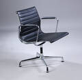 Charles Eames. Armstol fra serien Aluminium Group model EA-107, sort læder.
