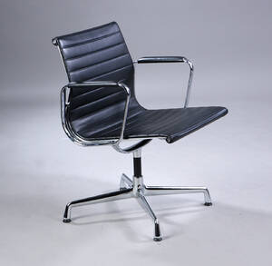 Charles Eames. Armstol fra serien Aluminium Group model EA-107, sort læder.