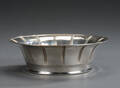 Rund bodskål af sølv med svungne sider. 1928.  Diam 18 cm.