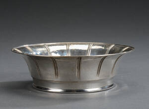Rund bodskål af sølv med svungne sider. 1928. Diam 18 cm.